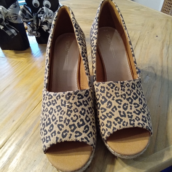 Tom's Michelle Size 10W Peep-Toe Leopard Print 3" Wedge Espadrilles - Picture 2 of 7